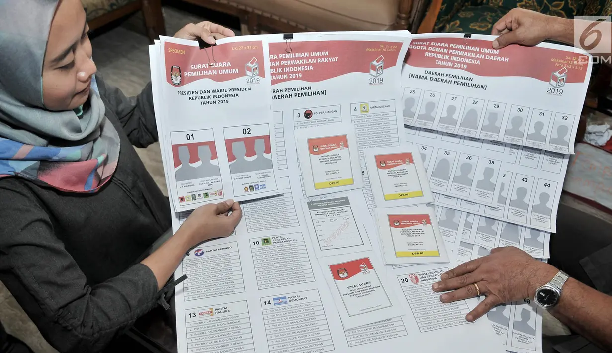 Petugas Komisi Pemilihan Umum (KPU) memperkenalkan contoh lima surat suara Pemilu 2019 di Gedung KPU, Jakarta, Senin (10/12). Pemilu 2019 akan diawasi oleh Bawaslu. (Merdeka.com/Iqbal Nugroho)