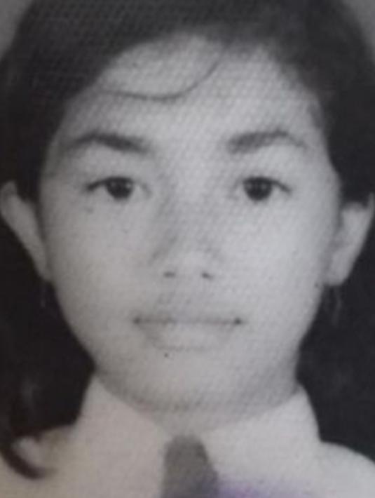 Ussy istri Andhika Pratama saat SD sudah memiliki wajah berkesan tegas. Sosoknya yang percaya diri sudah terlihat dari sorot mata Ussy. Foto Ussy saat masih kecil ini curi perhatian hingga banjir komentar pujian dari netizen. (Liputan6.com/IG/ussypratama)