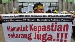 Dalam aksinya, mereka menuntut untuk segera melunasi THR dan gaji yang selama 9 bulan belum dibayarkan, Jakarta, (16/8/14). (Liputan6.com/Miftahul Hayat)