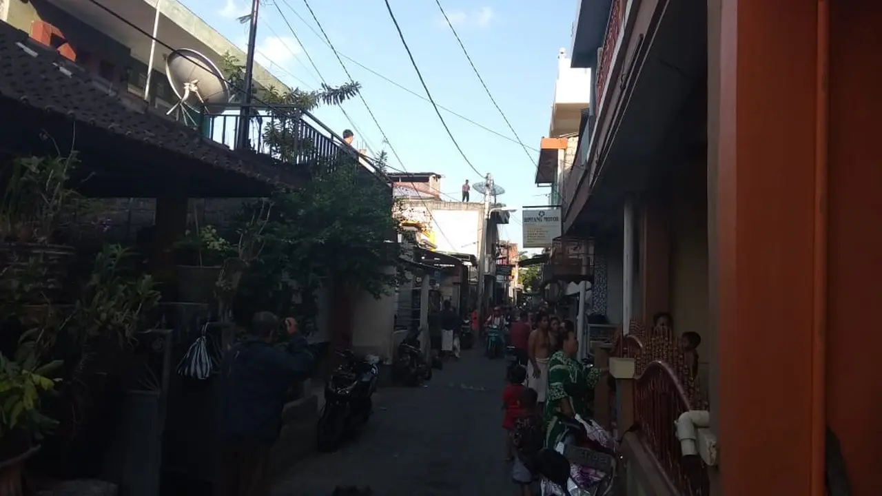 Bali diguncang gempa, warga di Dusun Wanasari, Jalan Ahmad Yani Selatan Denpasar berhamburan. (Liputan6.com/Dewi Divianta)