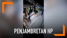 Awalnya dua pemuda sibuk bertanya alamat pada sekumpulan bocah yang berada di sebuah pos. Ketika salah satu bocah lengah, pemuda itu langsung menjambret ponsel si bocah.