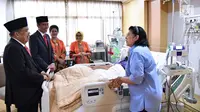 Presiden Joko Widodo bersama Wapres Jusuf Kalla saat menjenguk Presiden ke 6 Susilo Bambang Yudhoyono (SBY) yang sedang dirawat di Rumah Sakit Pusat Angkatan Darat (RSPAD) Gatot Soebroto, Jakarta Pusat, (19/7). (Liputan6.com/Pool/Biro Pers Setpres)