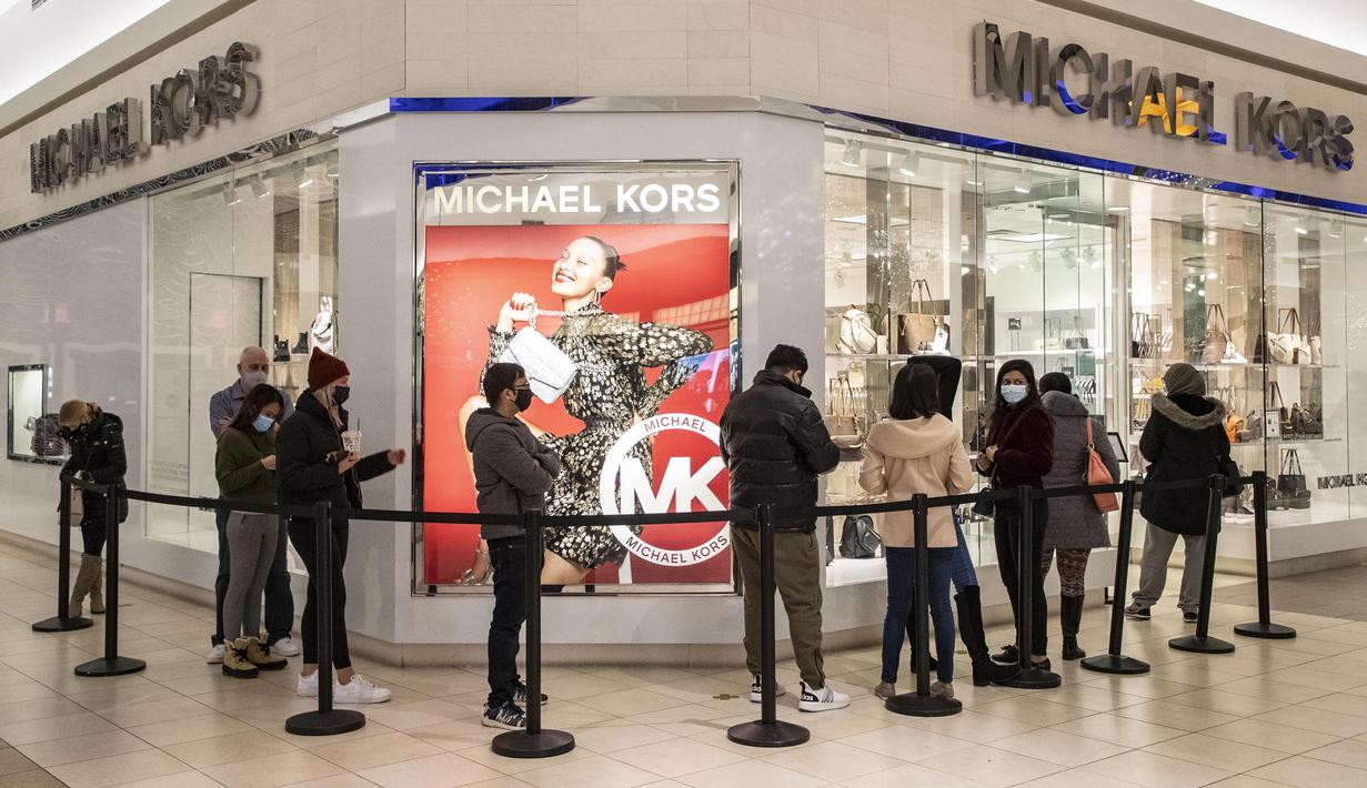 Antrean terjadi di luar toko saat belanja Black Friday di Fashion Outlets of Chicago, Rosemont, Illinois, Amerika Serikat (AS), 27 November 2020. Belanja online konsumen AS membuat rekor tertinggi baru 5,1 miliar dolar AS (1 dolar AS = Rp14.145) pada Hari Thanksgiving. (Xinhua/Joel Lerner)