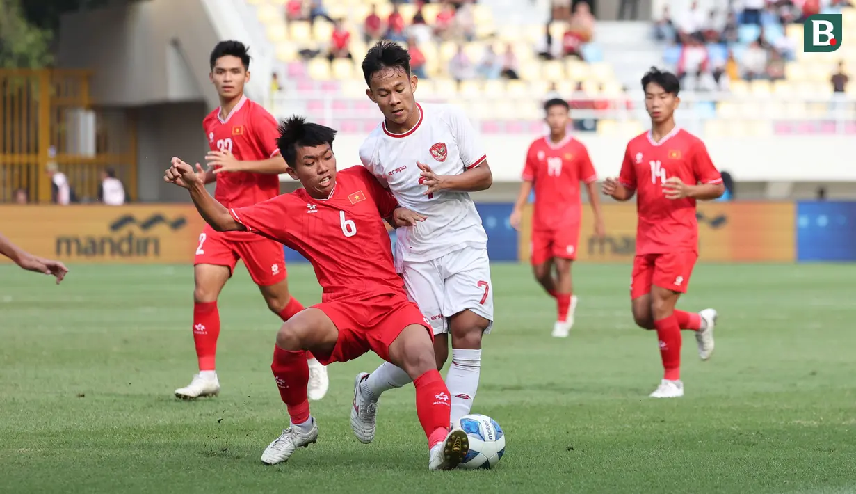<p>Striker Timnas Indonesia U-16, Zahaby Gholy (kanan) berebut bola dengan gelandang Timnas Vietnam U-16, Nguyen Thai Hoa pada laga perebutan tempat ketiga Piala AFF U-16 2024 di Stadion Manahan, Solo, Rabu (3/7/2024). (Bola.com/Abdul Aziz)</p>