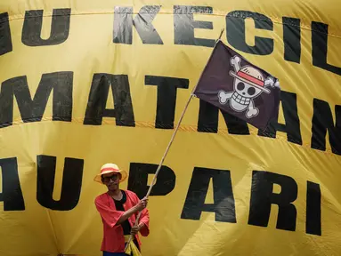 Seorang warga Pulau Pari, Jakarta Utara, berpakaian layaknya tokoh utama anime Jepang One Piece, saat aksi unjuk rasa di depan kantor Kementerian Kelautan dan Perikanan di Jakarta pada Rabu 8 Oktober 2025. (Yasuyoshi CHIBA/AFP)