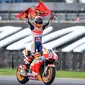 Pembalap Repsol Honda Marc Marquez merayakan kemenangannya pada balapan MotoGP Thailand 2019 di Chang International Circuit, Buriram, Minggu (6/10/2019). Marquez menyegel gelar juara dunia MotoGP 2019. (Lillian SUWANRUMPHA/AFP)