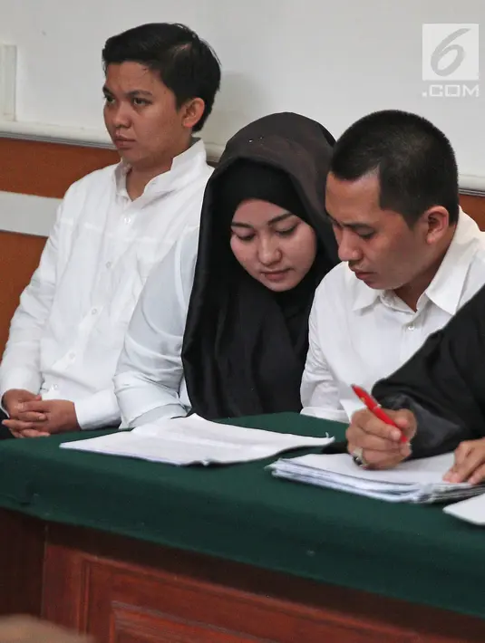 Terdakwa kasus dugaan penipuan perjalanan umrah First Travel, Andika Surachman, Anniesa Hasibuan, dan Kiki Hasibuan saat akan menjalani sidang lanjutan di PN Kota Depok, Jawa Barat, Senin (9/4). (Liputan6.com/Herman Zakharia)