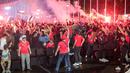 Para suporter Timnas Indonesia menyalakan suar saat tim kesayangannya mencetak gol dalam acara MALAMNYA BOLA 2024 dengan agenda utama nonton bersama laga kualifikasi Piala Dunia 2026 antara Timnas Indonesia menghadapi Filipina di area Jakarta International Velodrome, Rawamangun, Selasa (11/6/2024). (Bola.com/Bagaskara Lazuardi)