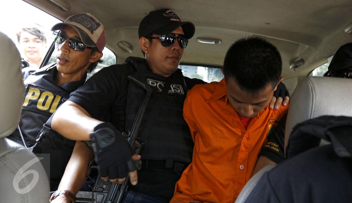 Tersangka Mursalim berada di dalam mobil tahanan Resmob Direktorat Reserse Kriminal Umum Polda Metro Jaya, Jakarta, Jumat (11/9/2015). Pelaku ditangkap dalam pelariannya seusai membunuh WN Jepang Nishimura. (Liputan6.com/Yoppy Renato)