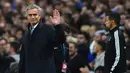 Baru saja membawa Chelsea meraih gelar juara Premier League pada Mei, Mourinho harus dipecat pada bulan Desember. Pemecatan itu terjadi akibat buruknya performa Chelsea musim ini. (AFP/Ben Stansall)