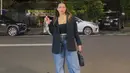 Zahwa Massaid tampil chic dengan cropped top yang ditumpuknya mengenakan blazer hitam, dipadukannya dengan celana jeans. [Foto: Instagram/zahwamassaid]