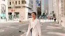 Gaya liburan yang manis dari Marsha Aruan. Ia memadukan vest dan oversized blazer bernuansa beige dengan celana jeans panjang. [Foto: Instagram/aruanmarsha]