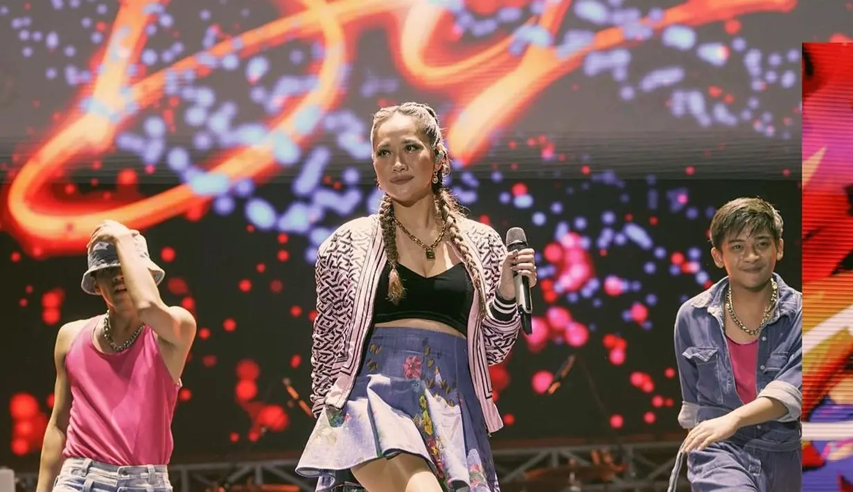 Kali ini dengan tema girly, BCL memadukan bra top dengan jaket bermotifnya dan mini skirt motif bunga. [@itsmebcl]