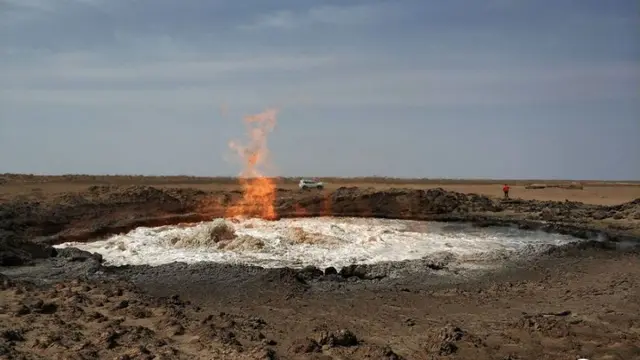 Ngeri, Turkmenistan Punya Kawah Berapi yang Menyala Di Atas Air