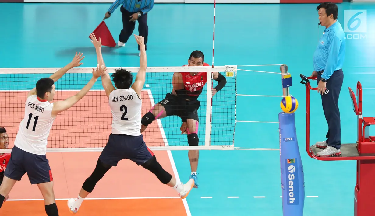 Pebola voli putra Indonesia Febriant Tamamilan melepas smash pada pertandingan babak perempat final bola voli putra Asian Games 2018, melawan Korea Selatan, di Volley Indoor Jakarta, Selasa (28/8).(Liputan6.com/Fery Pradolo)