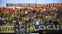 Penggemar, fans Rosario Central bersorak untuk tim mereka selama pertandingan sepak bola leg pertama babak grup Copa Libertadores antara Rosario Central dari Argentina dan Pe&ntilde;arol dari Uruguay di Stadion Gigante de Arroyito di Rosario, Argentina, pada 4 April 2024. (Marcelo Manera/AFP)