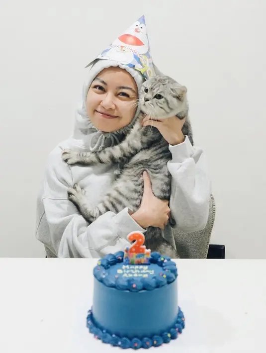 Saat ini Abang sudah berusia 2 tahun. Abang selalu menemani Tsana di berbagai momen. Tak ada kamus kesepian di hidup Tsana selama ada Abang di sampingnya. Tsana pun sangat menyayangi Abang hingga momen ulang tahun ke-2 dari kucing kesayangannya dirayakan dengan kue berwarna biru. (Liputan6.com/IG/@ntsana)