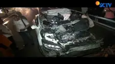 Sebuah sedan Accord ringsek parah di bagian depan setelah mengalami kecelakaan di Tol Dalam Kota, Cawang, Jakarta Timur, Minggu (6/8/2017).