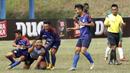Pemain STKIP Pasundan melakukan selebrasi usai mencetak gol ke gawang IPDN pada laga Torabika Campus Cup 2017 di Gor Jati Padjajaran, Jatinangor, Kamis (28/9/2017). STKIP Pasundan menang 5-3 atas IPDN. (Bola.com/M Iqbal Ichsan)