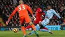 Gelandang Stoke City, Giannelli Imbula melakukan gol bunuh diri saat berusaha merebut bola dari penyerang Liverpool, pada pertandingan Liga Inggris di Anfield, Liverpool, (28/12). Liverpool menang telak atas Stoke dengan skor 4-1. (Reuters/Carl Recine)
