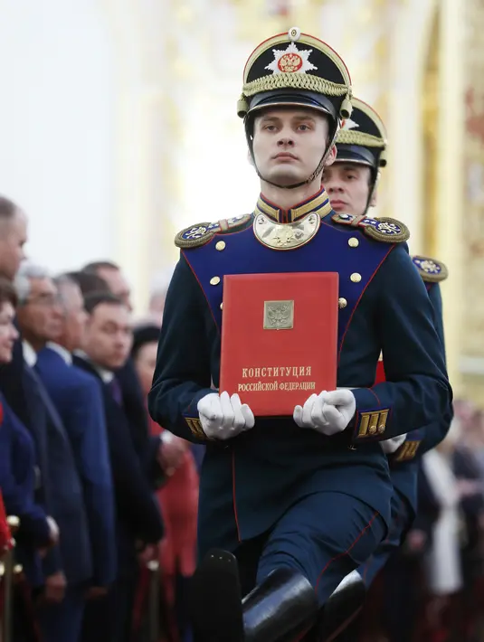 Prajurit penjaga kehormatan membawa Konstitusi sebelum upacara pelantikan Vladimir Putin sebagai presiden baru Rusia di Kremlin di Kremlin, Moskow, Rusia, Senin (7/5). (Mikhail Mokrushin, Sputnik, Kremlin Pool Photo via AP)