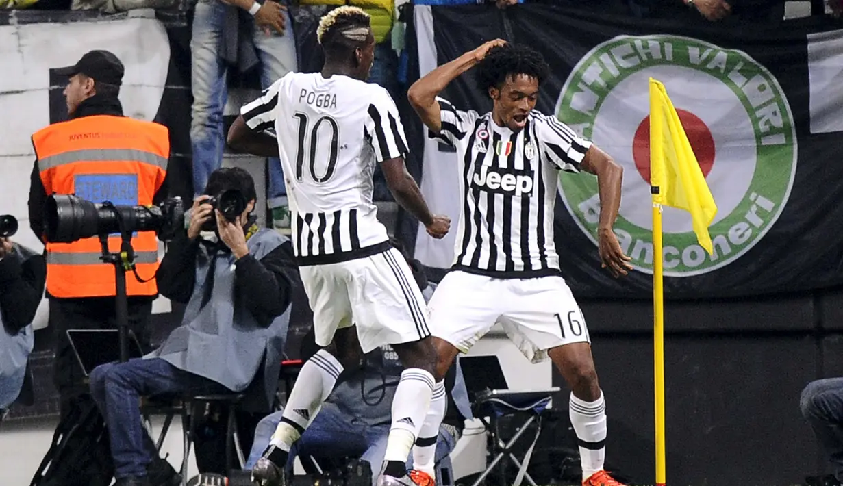 Pemain Juventus Juan Cuadrado (kanan) merayakan gol bersama rekannya Paul Pogbasaat menghadai Torinodalam lanjutan Liga Italy Serie A di Stadion Juventus, Turin, Sabtu (31/10/2015). (REUTERS/Giorgio Perottino)
