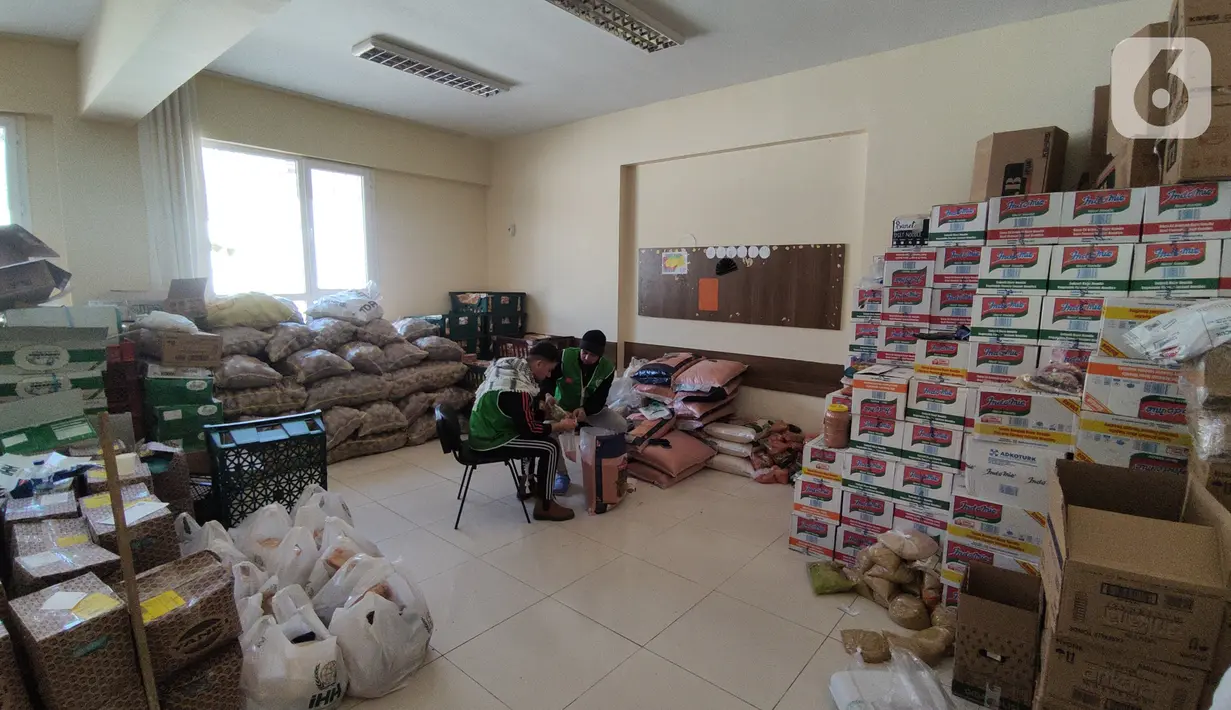 Anggota IHH saat memasukan beras untuk korban gempa di Kota Antakya, Provinsi Hatay, Turki (19/2/2023). Pendistribusian bantuan cukup sistematis. Para pengungsi yang ingin  meminta bantuan diminta datang ke posko IHH dan nanti petugas akan memverifikasi warga dan selanjutnya bantuan akan segera dikirimkan. (Liputan6.com/Andry Haryanto)