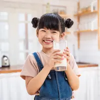 Ilustrasi seorang anak minum susu. (depositphotos.com/skawee)