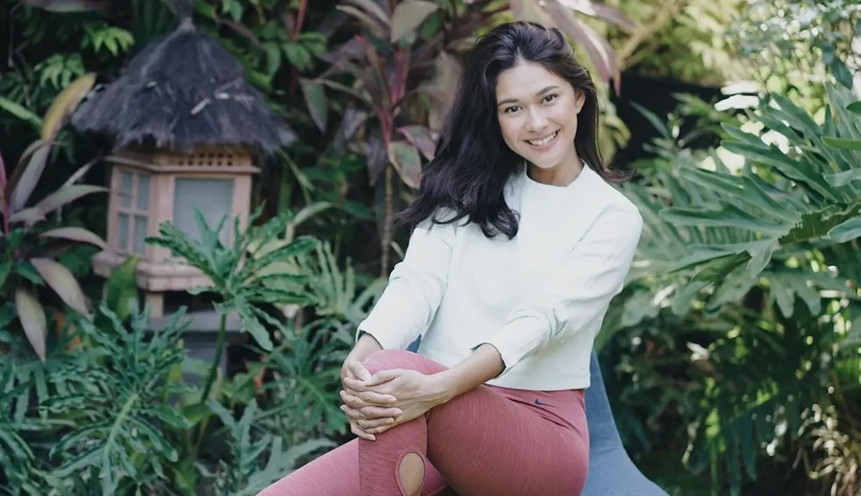Penampilan casual Nana Mirdad dengan busana putih sering kali curi perhatian netizen. Pasalnya, wanita 35 tahun ini terlihat begitu menawan meski menggunakan busana yang cukup sederhana. (Liputan6.com/IG/@nanamirdad_)