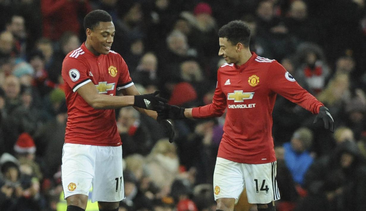 Pemain Manchester United, Anthony Martial dan Jesse Lingard, melakukan selebrasi usai mencetak gol ke gawang Stoke City pada laga Premier League di Old Trafford, Senin (15/1/2018). Manchester United menang 3-0 atas Stoke City. (AP/Rui Vieira)