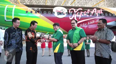 Direktur PT Santos Jaya Abadi Soedomo Margonoto (dua kiri) menerima miniatur pesawat dari CEO Citilink Indonesia Albert Burhan (tiga kiri) saat peluncuran pesawat Citilink-Kapal Api di Bandara Soetta, Tangerang,(6/11/2015).(Liputan6.com/Angga Yuniar)