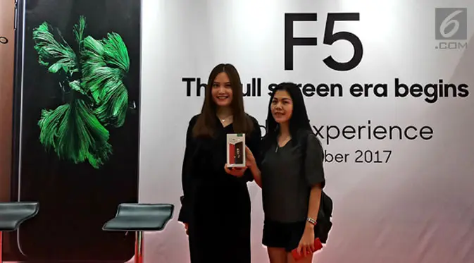 Marketing Director Oppo Indonesia Alinna Wen dan Aini, pemilik pertama Oppo F5 6GB varian merah. (Liputan6.com/ Agustin Setyo W)