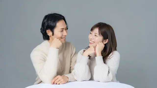couple bahagia kencan romantis