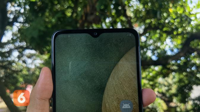 Galaxy A12 memiliki sebuah waterdrop notch yang oleh Samsung disebut sebagai desain Infinity V, sebagai tempat untuk kamera selfie (/ Agustin Setyo W)