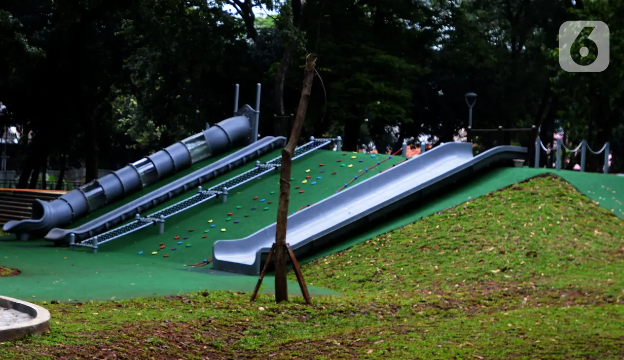 Suasana proyek revitalisasi Tebet  Eco Park, Jakarta, Kamis (17/3/2022). Proses revitalisasi Taman Kota Tebet  menjadi Tebet Eco Park mengadopsi visi connecting people with nature. (merdeka.com/Imam Buhori)