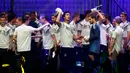 Pemain Timnas Jerman memberikan hadiah selama perkenalan jersey terbaru timnas Jerman untuk Piala Dunia 2018 di Berlin (7/11). Jersey ini terinspirasi dari kostum yang pernah dikenakan pada Piala Dunia 1990. (AFP Photo/Ganjil Andersen)