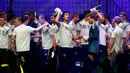 Pemain Timnas Jerman memberikan hadiah selama perkenalan jersey terbaru timnas Jerman untuk Piala Dunia 2018 di Berlin (7/11). Jersey ini terinspirasi dari kostum yang pernah dikenakan pada Piala Dunia 1990. (AFP Photo/Ganjil Andersen)
