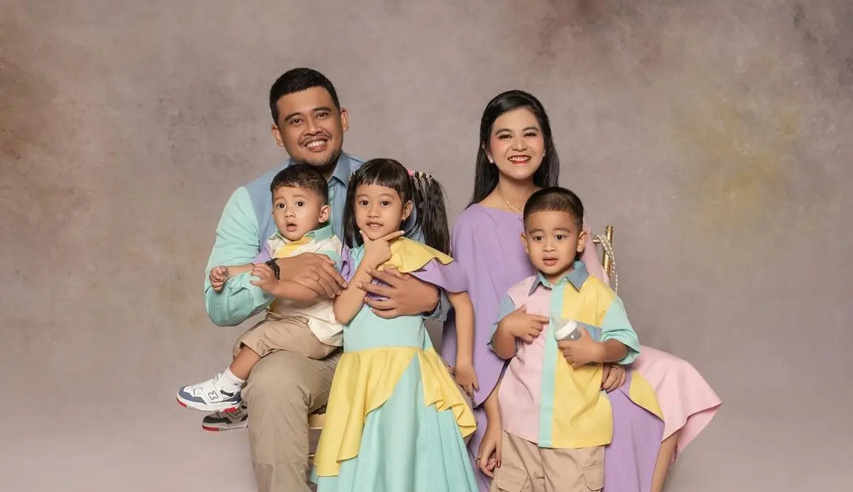 Bobby, Kahiyang, dan tiga buah hati mereka kompak kenakan busana nuansa pastel yang fun dan playful. Penampilan mereka pun disempurnakan dengan sneakers warna senada. [@riomotret]