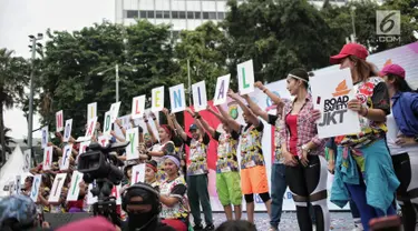 Aksi flashmob saat kegiatan Millenial Road Safety Festival’ di Bundaran HI, Jakarta Pusat, Minggu (20/1). Kegiatan Millennial Road Safety Festival tersebut merupakan kampanye keselamatan berlalu lintas. (Liputan6.com/Faizal Fanani)