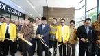 Chairman Lippo Group Mochtar Riady (kedua kiri) dan Menristekdikti Mohamad Nasir (tengah) mengunting pita pada peresmian pembangunan kembali Gedung C Fakultas Ilmu Sosial dan Politik (FISIP) Universitas Indonesia (UI) di Depok, Jawa Barat, Kamis (2/5/2019). (Liputan6.com/Herman Zakharia)
