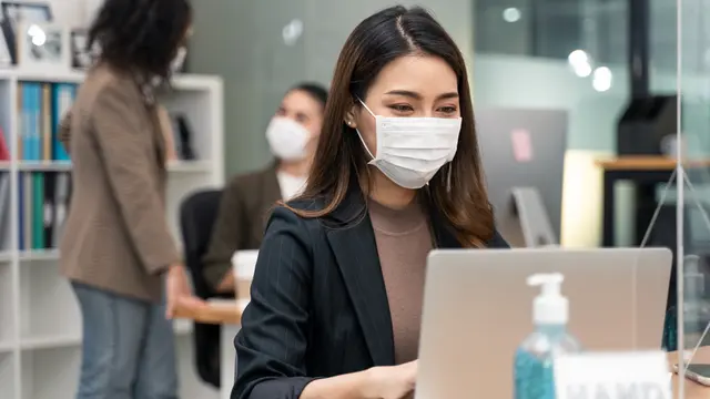 Tips Merawat Bibir yang Sering Tertutup Masker di Masa New Normal