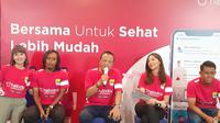 Komisaris Utama PT Persib Bandung Bermartabat, Zaenuri Hasyim (tengah), berbicara dalam konferensi pers kesepakatan sponsorship bersama Halodoc. Zaenuri Hasyim duduk bersama Vice President Marketing Halodoc, Felicia Kawilarang, dan dua pemain Persib, Hariono dan Febri Hariyadi. (Bola.com/Erwin Snaz)