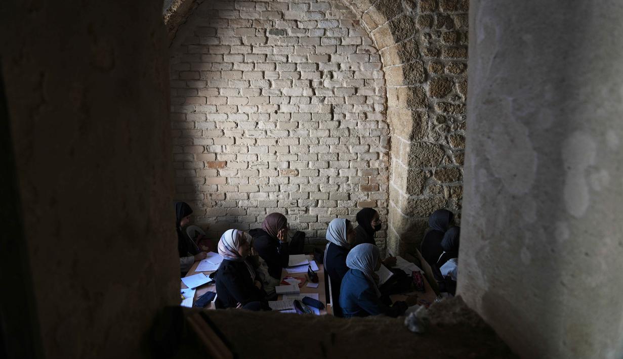 Sementara lebih kurang 300.000 siswa lainnya diharapkan bisa mengikuti pelajaran secara daring karena keterbatasan fisik sekolah yang tersedia. Tampak dalam foto, pelajar SMA Palestina kembali ke kelas beberapa minggu setelah gencatan senjata diumumkan antara Israel dan Hamas, di Sekolah Kamilia di Kota Tua Gaza City, Rabu, 12 November 2025. (AP Photo/Jehand Alshrafi)