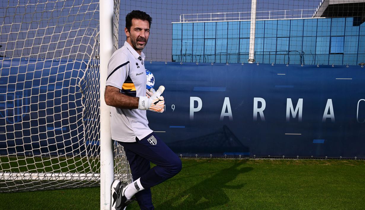 Kiper Parma, Gianluigi Buffon berpose setelah sesi wawancara di Collecchio Sports Center, Parma, 27 Oktober 2022. (AFP/Miguel Medina)