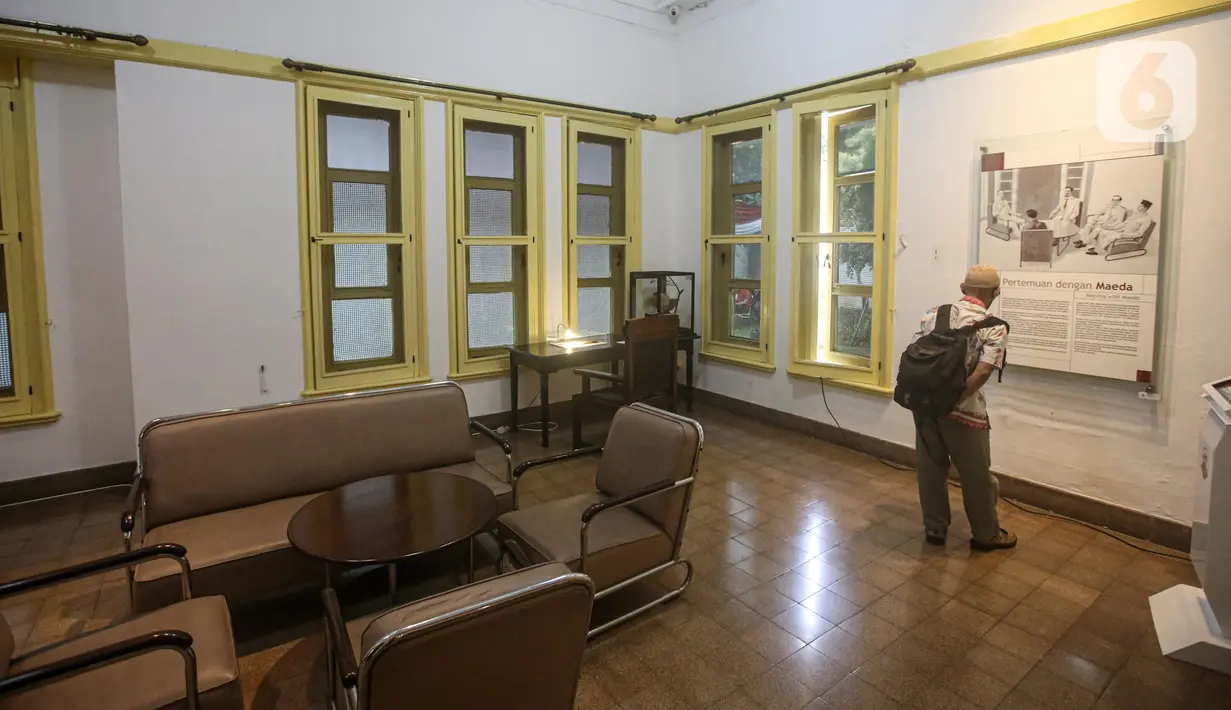 Seorang pria mengunjungi Museum Perumusan Naskah Proklamasi, Jakarta, Selasa (16/8/2022). Jelang hari kemerdekan RI, anak-anak bisa mempelajari sejarah tentang perjuangan para pendiri bangsa dalam mempersiapkan kemerdekaan, serta mengenal para tokoh bangsa Indonesia dan sejarah Kemerdekaan Indonesia. (Liputan6.com/Faizal Fanani)
