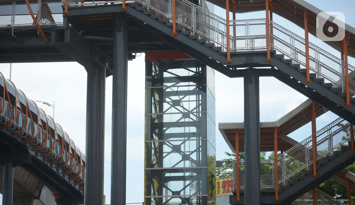 Jembatan penyeberangan orang (skywalk) yang menghubungkan Stasiun Kebayoran dengan Halte Transjakarta di Kebayoran Lama, Jakarta, Jumat (6/1/2023). Skywalk sepanjang 450 meter tersebut untuk memudahkan mobilitas penumpang Transjakarta atau KRL yang beralih moda transportasi. (merdeka.com/Imam Buhori)
