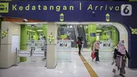 Penumpang kereta api Argo Lawu dari Solo tiba di Stasiun Gambir, Jakarta, Senin (17/5/2021). Kepala Humas PT KAI Daop I Eva Chairunisa mengatakan, pada hari ini diperkirakan akan ada 2.100 penumpang kereta api jarak jauh yang akan tiba di Jakarta. (Liputan6.com/Faizal Fanani)