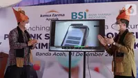(ki-ka) Direktur Keuangan dan SDM Kimia Farma Apotek, Agus Chandra dan RCEO BSI Regional I Aceh, Wisnu Sunandar saat acara peluncuran Electronic Data Capture (EDC) & Quick Response Code Indonesian Standard (QRIS) BSI di Kimia Farma Apotek Diponegoro, Banda Aceh (1/12/2021). (Liputan6.com/HO/BSI)