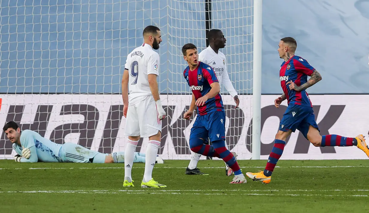 Pemain Levante Roger Marti (kanan) merayakan setelah mencetak gol ke gawang Real Madrid pada pertandingan Liga Spanyol di Stadion Alfredo Di Stefano, Madrid, Spanyol, Sabtu (30/1/2021). Real Madrid kalah 1-2. (AP Photo/Manu Fernandez)