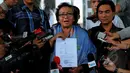 Nursyahbani Katjasungkana, saat membacakan surat kuasa di didepan Gedung KPK, Jakarta, Selasa (17/2/2015). Kuasa hukum mengatakan ketua KPK Abraham Samad ditetapkan sebagai tersangka oleh pihak kepolisian. (Liputan6.com/Faisal R Syam)